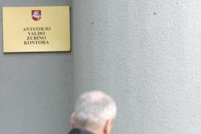 Kasdienybė: anstolio kontoroms dažnai tenka išieškoti dešimties litų nesiekiančias skolas.