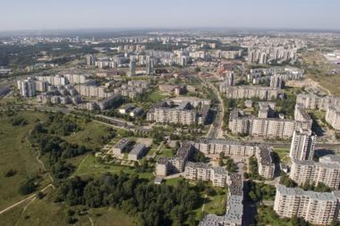 Perspektyva: po visus Lazdynus sklandanti smarvė gyventojus vargins tol, kol savivaldybė apsispręs, kaip geriausia pasielgti.