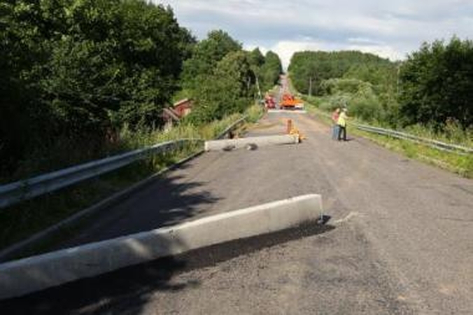 Užtvaros: ant kelio suguldytos betoninės sijos apsaugos pėsčiuosius ir nukreips lietaus vandenį tolyn nuo pavojingai nuirusio skardžio.
