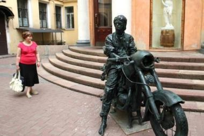 Pavyzdys: Sankt Peterburge jau buvo pastatytas paminklas garsiajam dainininkui.