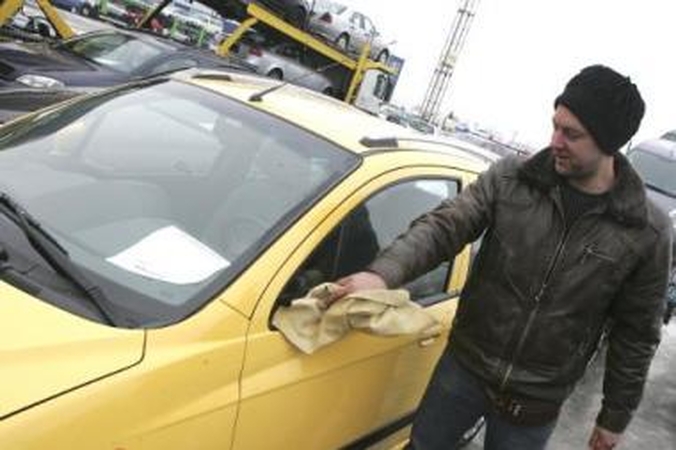 Nepraturtės: Gytis pardavinėja gražų, bet tik vieną ir nepaklausų "Chevrolet" automobilį, kuris jam turtų nesukraus.