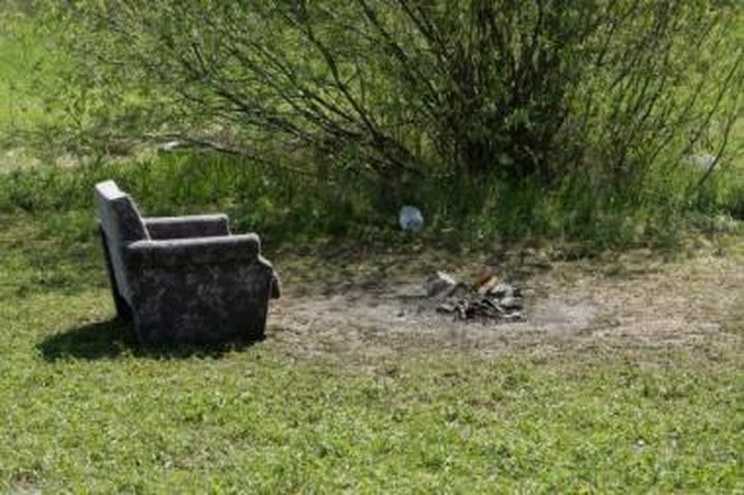 Rūpestis: išsikraustę iš laikinosios stovyklavietės, romai paliko nemažai darbo miesto tvarkdariams.