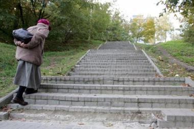 Pavojai: šiuos laiptus įveikti pavyksta ne visiems. Vilnietis Algis neseniai matė, kaip nuo jų nusirito senutė.