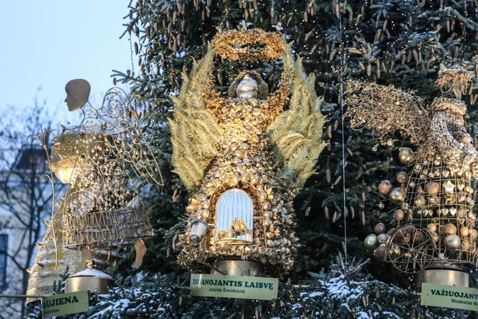 Ką skelbia angelai ant auksinės eglės?
