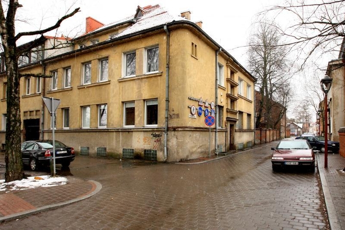 Partija sukasi lizdelį mokykloje