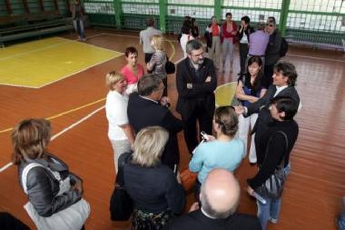 Realybė: rugsėjo 1-iosos išvakarėse mokykloje apsilankę tėvai nieko nesugebėjo pakeisti – vakar vaikus teko vesti į nesaugias patalpas.