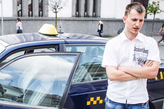 Kauno taksistai piko valandų bijo it velnias kryžiaus
