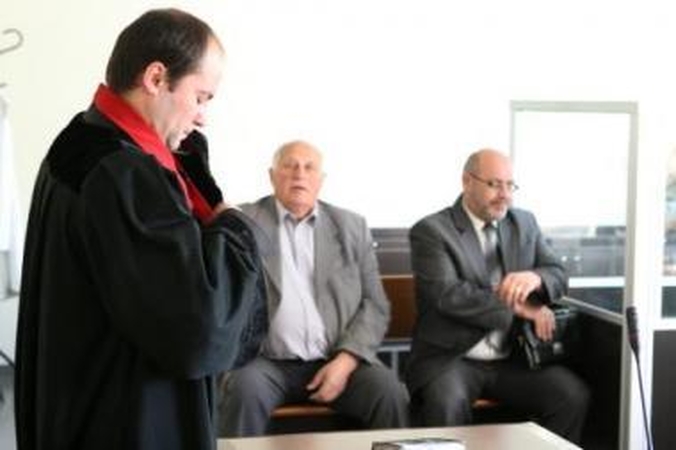 Aiškinamasi, ar korupcija kaltinamas A.Šimkus turi žmoną