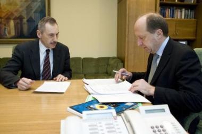 Užduotis: A.Sekmokas (kairėje) ir A.Kubilius ieško būdų, kaip išardyti "Leo LT" be nuostolių.