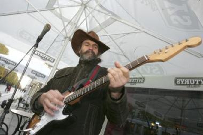 Įvaizdis: neatsiejama G.Paulausko dalis – gitara ir kaubojiška skrybėlė.