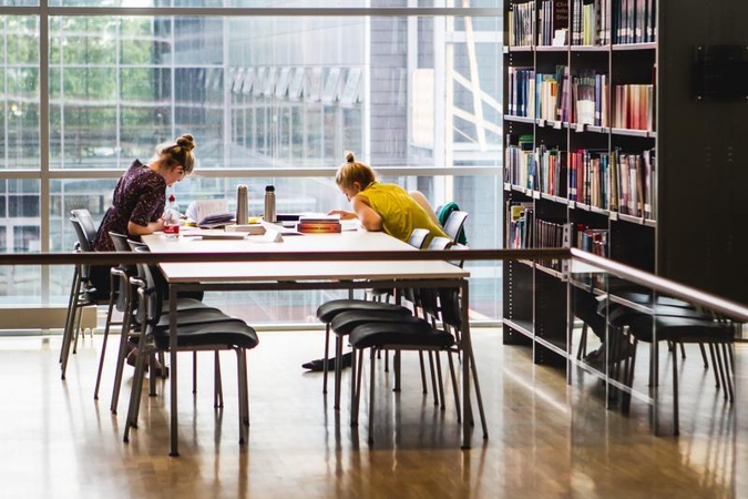 Studentai bibliotekose įsigudrina pamiegoti ir skirti pasimatymus