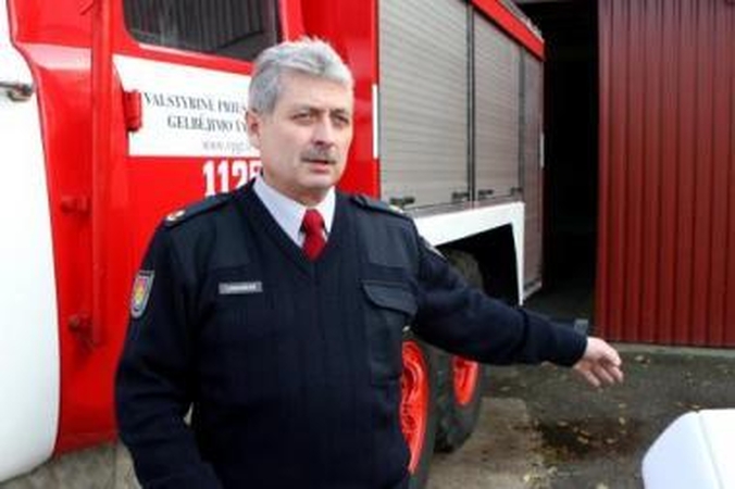 Pokyčiai: trečiosios ugniagesių komandos vadovas B.Lukauskas tikino, kad modernios technikos komanda neturės dėl siaurų garažo vartų.