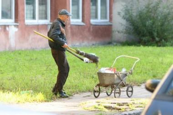 Dažnumas: šiuo metu daugiabučių namų kiemai valomi tris kartus per savaitę.