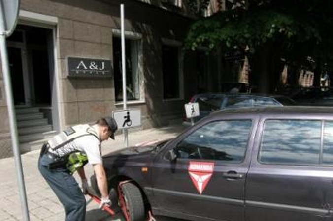 Akcija: policininkai pradėjo bausti Laisvės alėjoje automobilius paliekančius vairuotojus.