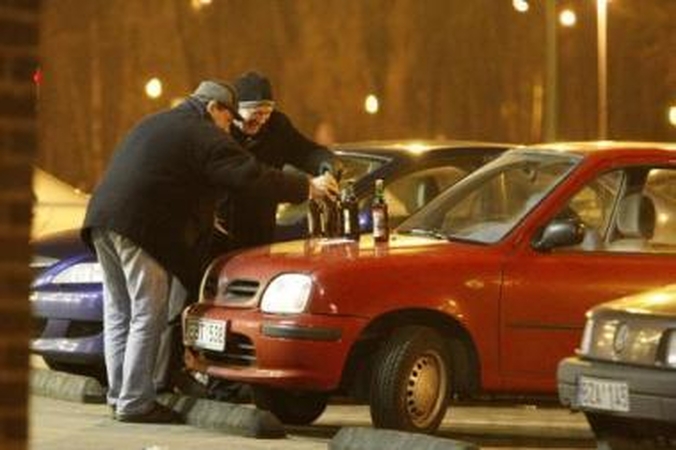 Prisitaikė: vos tik politikai uždraudė naktį prekiauti alkoholiu, suaktyvėjo nelegali prekyba svaigalais.