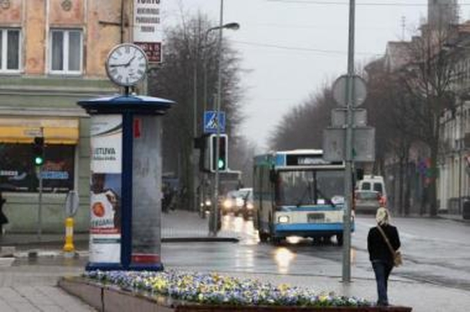 Problema: klaipėdiečiai piktinasi, jog miesto centre įrengti laikrodžiai rodo netikslų laiką.
