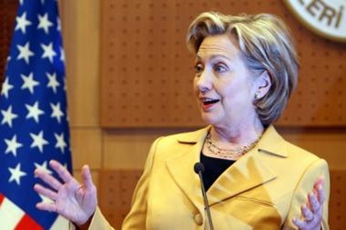 H.Clinton Europoje pynėsi liežuvis