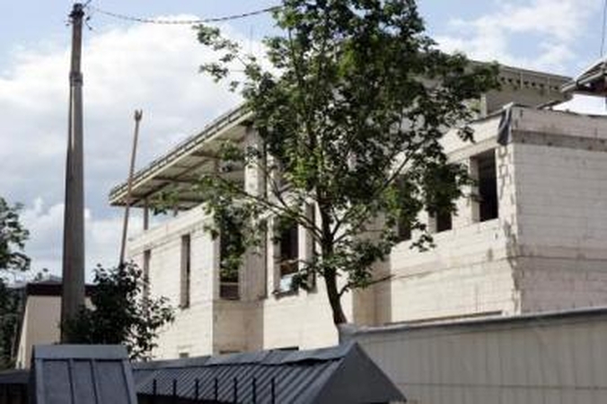 Statybos: pernai mero būsimus namus vėjai košdavo kiaurai – nebuvo nei langų, nei durų. Šiemet iš išorės namas atrodo beveik baigtas, teliko įrengti vidų.