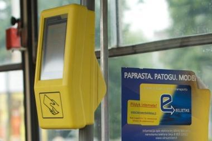 Naivumas: tuometis meras J.Imbrasas 2007 m. pristatydamas e. bilietą tikėjosi, kad suvilioti sistemos modernumo vilniečiai iš naujo atras viešąjį transportą.