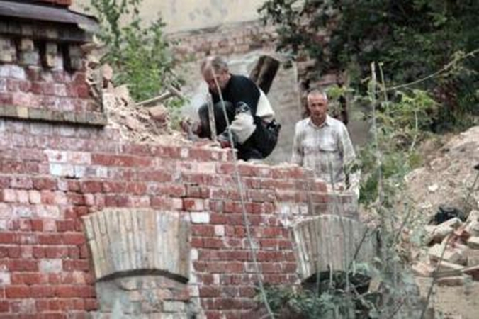 Našumas: kareivinių sienas ardančių asmenų pajėgumai tiesiog stebėtini – per porą dienų neliko viso pastato kampo.