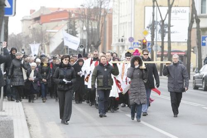Miestą užtvindė Kryžiaus kelio eisena
