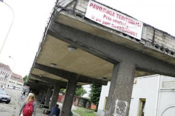 Nuojauta: avarinės būklės autobusų stotele niekas deramai nepasirūpina.