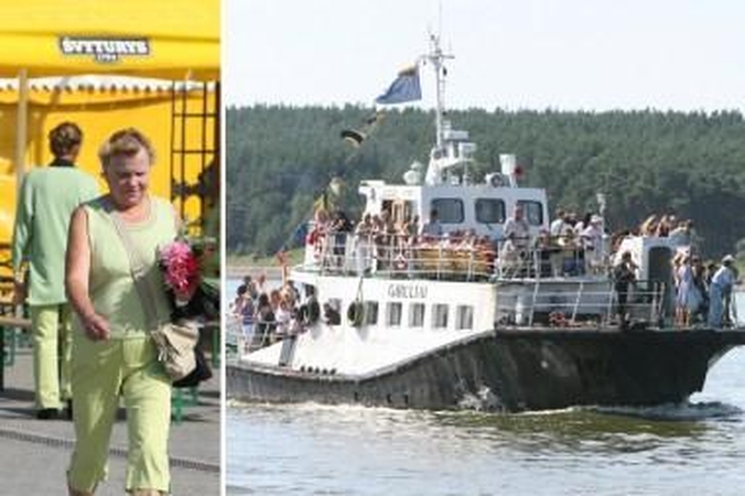 Paliko: dalis žmonių su gėlėmis liko krante. Į ceremoniją žmones turėję plukdyti laiveliai nuo kranto atsitraukė ne 11 valandą, o gerokai anksčiau, kai tik prisipildė žmonių.