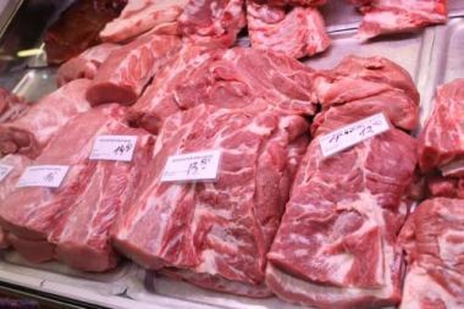 Nepatenkinti: klaipėdiečiai dažniausiai skundžiasi mėsos ir jos produktų kokybe.