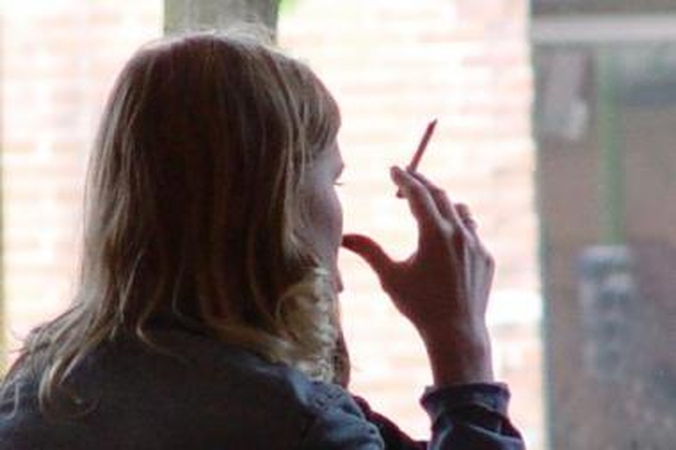 Rūkaliai: nepaisant didžiulės žalos sveikatai ir kylančių kainų, cigarečių gamybos apimtis beveik nemažėja.