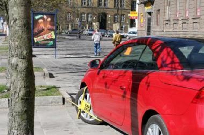 Reakcija: nors vakar stovos skaitikliai buvo pripažinti nelegalia statyba, automobilių stovėjimą kontroliuojančios institucijos vis vien baudė nesusimokėjusius vairuotojus.