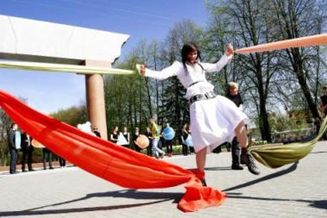 Originalu: teatralizuota akcija, simbolizuojančia patyčias tarp bendraamžių, moksleiviai siekė atkreipti dėmesį į šią problemą.