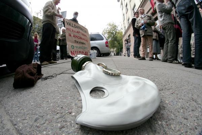 Cinizmas: dujokaukėmis apsišarvavusių Lazdynų gyventojų protestas ir skundai apie iš proto varančią smarvę nebuvo laužti iš piršto, kaip norėjo pavaizduoti Aplinkos ministerijos klerkai.