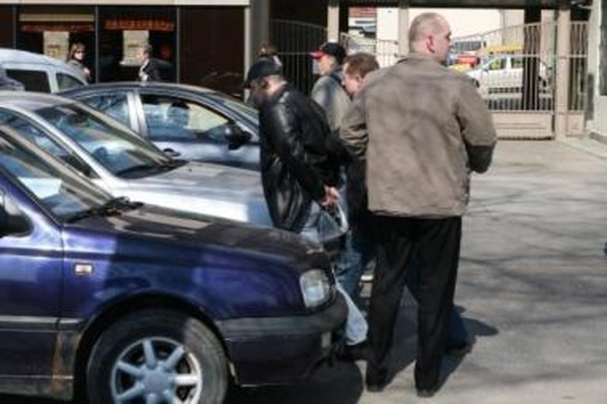 Sulaikymas: pareigūnai sulaikė ne kartą teistą Jevgenijų visai greta piketuotojų būrio.