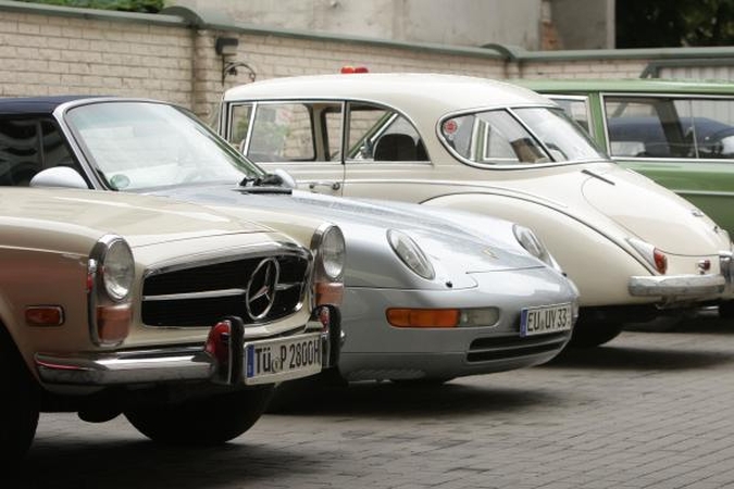 Dėmesys: į Kauną atvažiavę retro automobiliai paliko įspūdį ne tik kauniečiams, bet ir vokiečių turistams.
