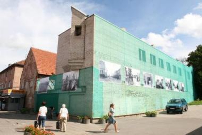 Pažintis: sužinoti, kaip prieš daugybę metų atrodė Klaipėda, miestiečiai gali Senajame turguje, kur apgriuvusį pastatą puošia senos fotografijos.