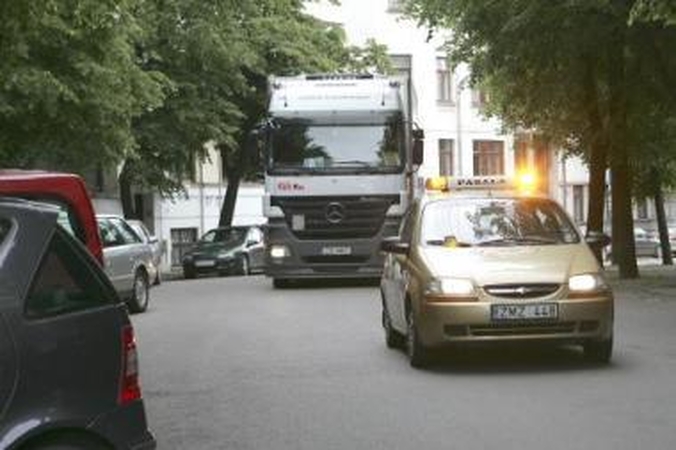 Apsauga: kelionėje šedevrus lydėjo saugos firmos ekipažas.