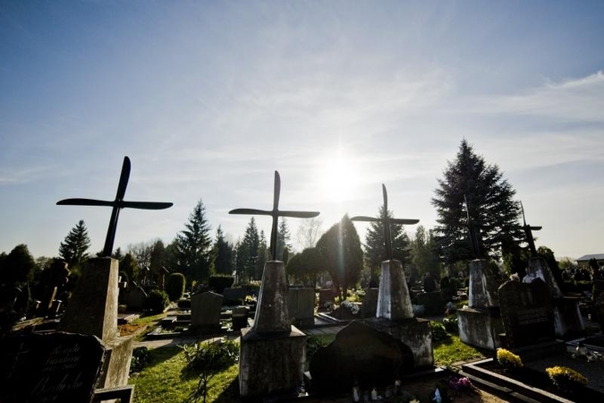 Vogti    iš    mirusiųjų     –    su     visureigiais