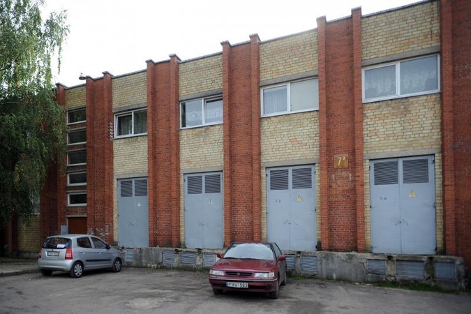 Vairuotojai kovoja dėl teisės gyventi virš transformatorinių