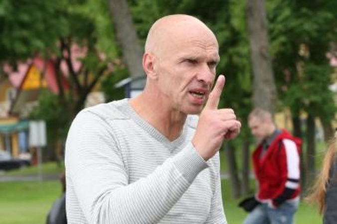 Versijos: A.Ūsui grasinusiam A.Žiliui buvo siūlyta daryti įtaką Kedžių šeimai, kad ši perduotų mergaitę motinai.