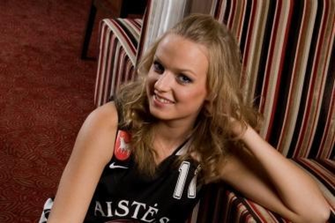 Studentė: 182 cm ūgio "LKKA-Aisčių" puolėjos M.Petrauskaitės koziris – šilta šypsena.