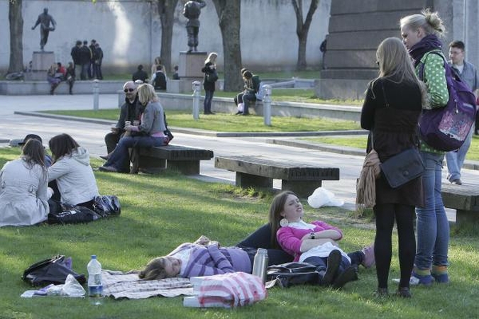Poilsis: klausytis gyvai atliekamos muzikos patogiai įsitaisius ant vejos – dvigubas malonumas.