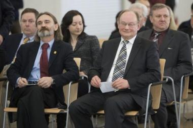 Valdantieji jau bijo netekti daugumos