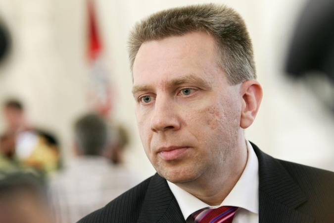 Virš D. Valio galvos kaupiasi tamsūs debesys