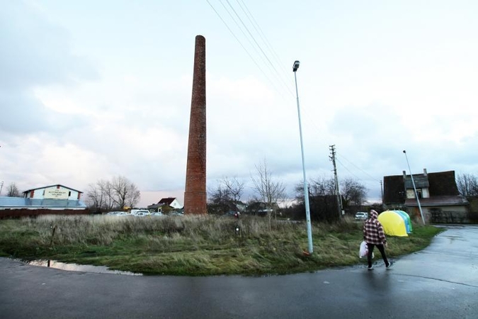 Pagaliau pradėtas griauti plytinės kaminas