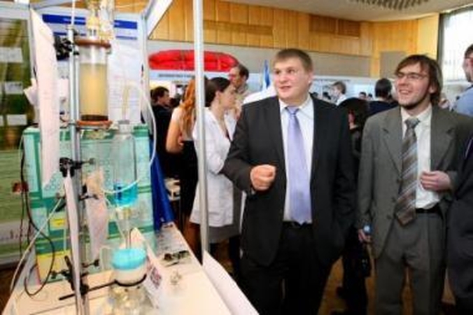 Sukūrė: KTU Chemijos fakulteto studentų pagaminta medžiaga gali šviesti naktį ir pakeisti elektros lemputes.