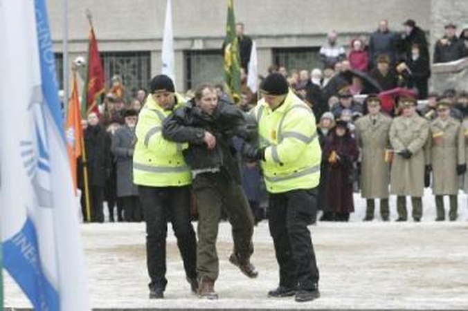 Pradžia: Vasario 16-ąją į aikštės vidurį išėjęs V.Rutkauskas buvo išvesdintas iš renginio.