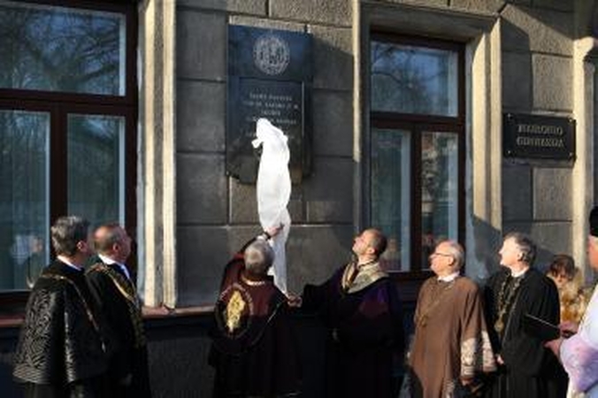 Atminimo lentos Kaune atidengiamos ir kitų institucijų bei privačių asmenų lėšomis.