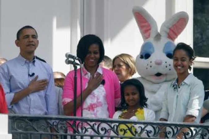 B.Obamai klijuojama paleistuvio etiketė