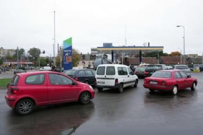 Stebuklas: tokių degalų kainų sostinės vairuotojai jau senokai nematė.