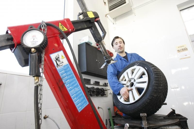 Autoservisuose – spūstys dėl padangų   